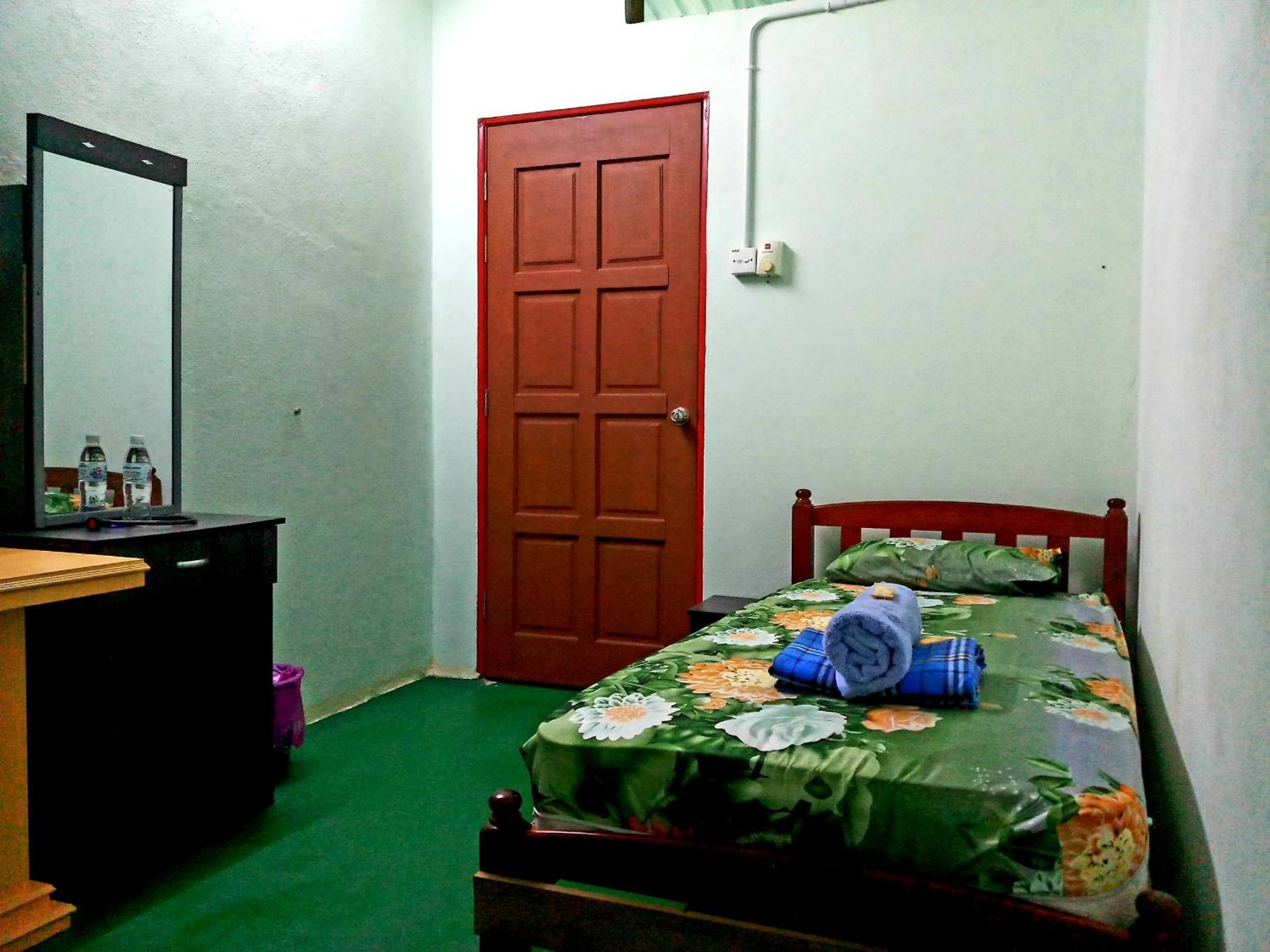 Tony'S Guesthouse At Teluk Bahang Бату-Ферринги Экстерьер фото